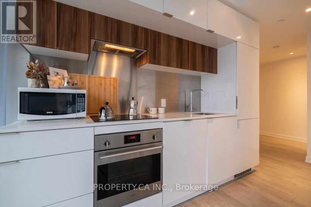 Property Photo:  185 Roehampton Avenue 1303  ON M4P 1R4 