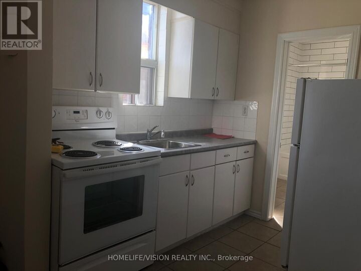 Property Photo:  421 Sutherland Drive 2  ON M4G 1K4 