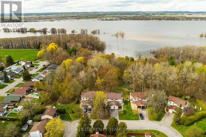 Property Photo:  796 Vinette Crescent  ON K1E 1W9 
