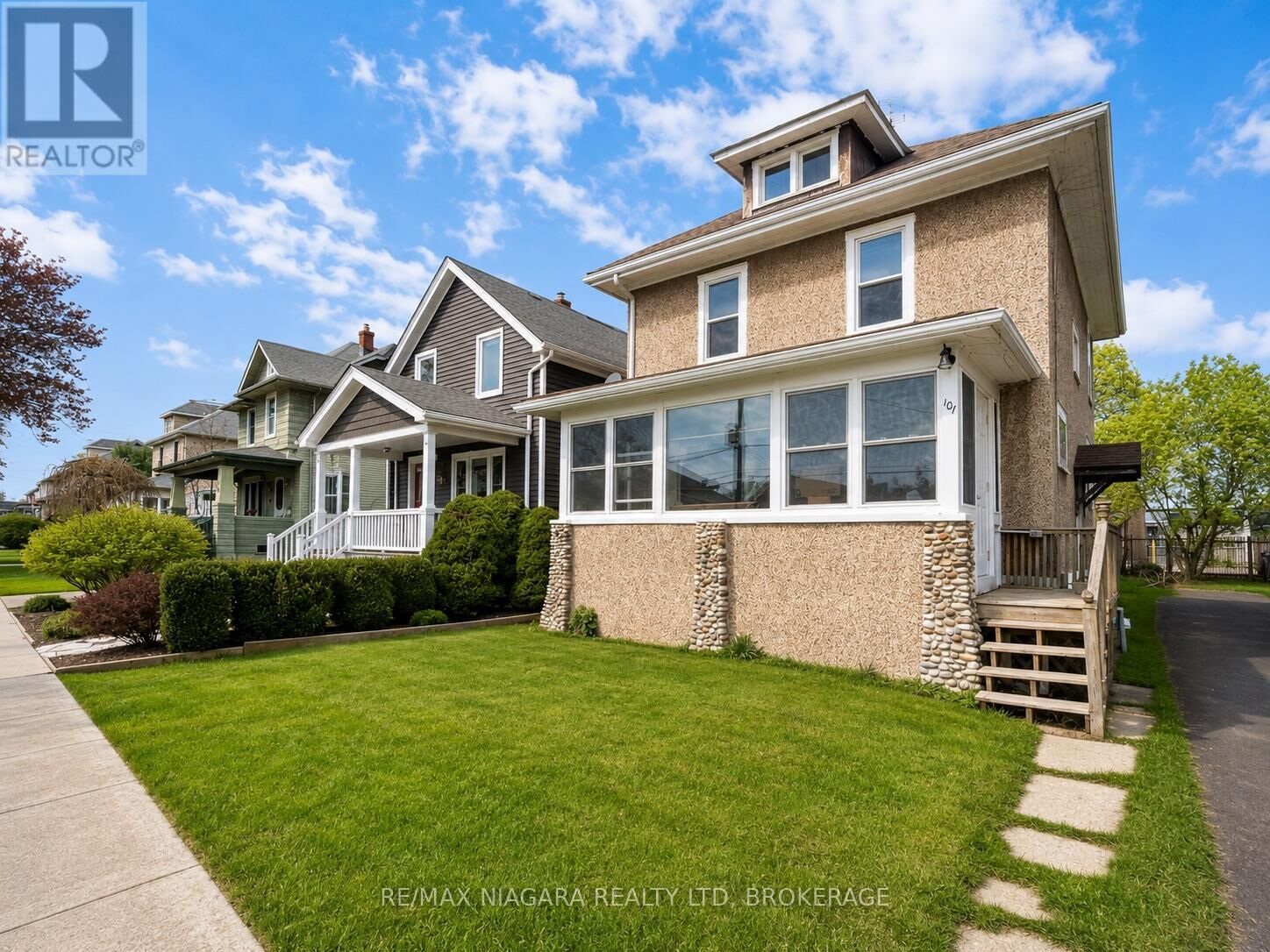 Property Photo:  101 Delhi Street  ON L3K 3L1 