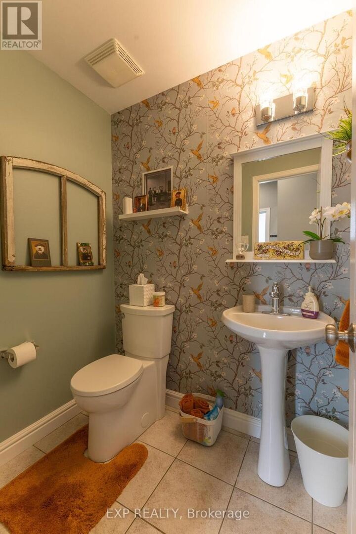 Property Photo:  32 Stonepointe Avenue  ON K2G 6G4 