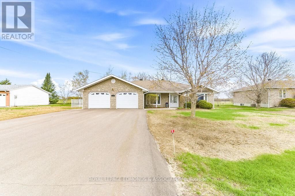 Property Photo:  47 Cameron Street  ON K0J 1C0 