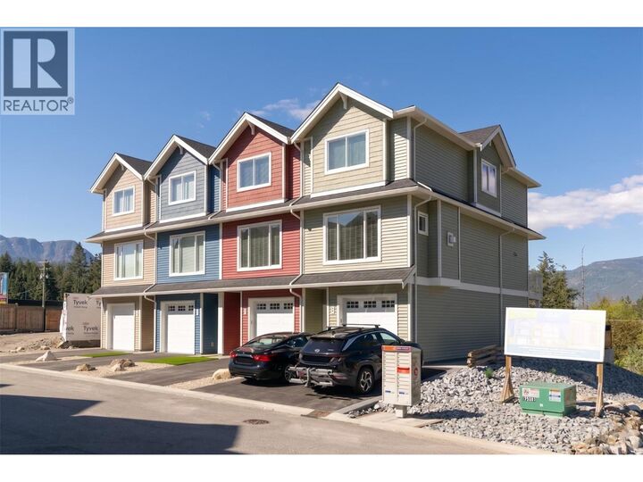Property Photo:  1910 11 Avenue Northeast 5  BC V1E 2V5 