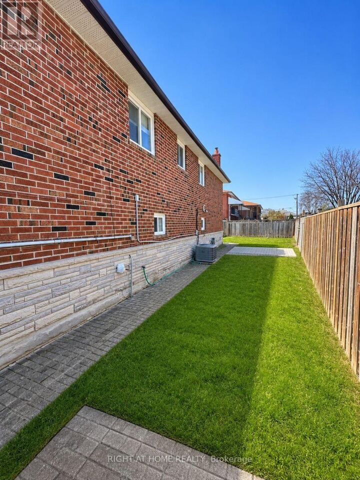 Property Photo:  18 Clubhouse Court  ON M3L 2K5 
