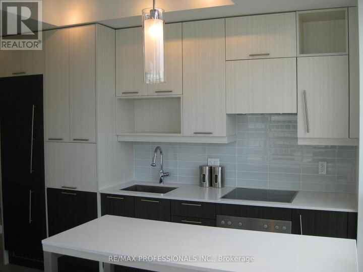 Property Photo:  199 Richmond Street West 1902  ON M5V 0H4 