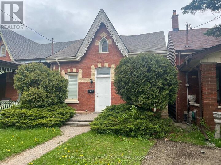 Property Photo:  231 Clinton Street  ON M6G 2Y4 