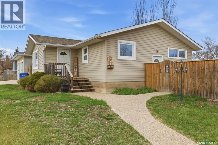 Property Photo:  105 Queen Street  SK S0G 3L0 