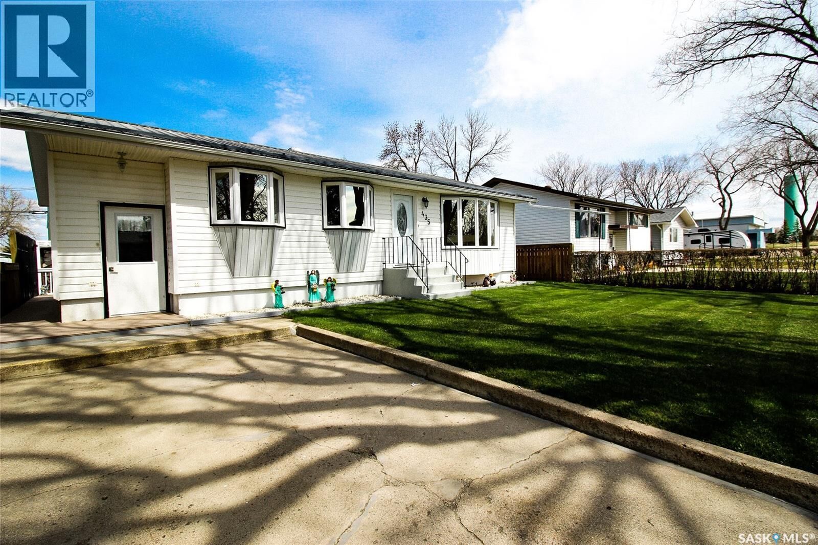 Property Photo:  435 3rd Avenue E  SK S0N 2M0 