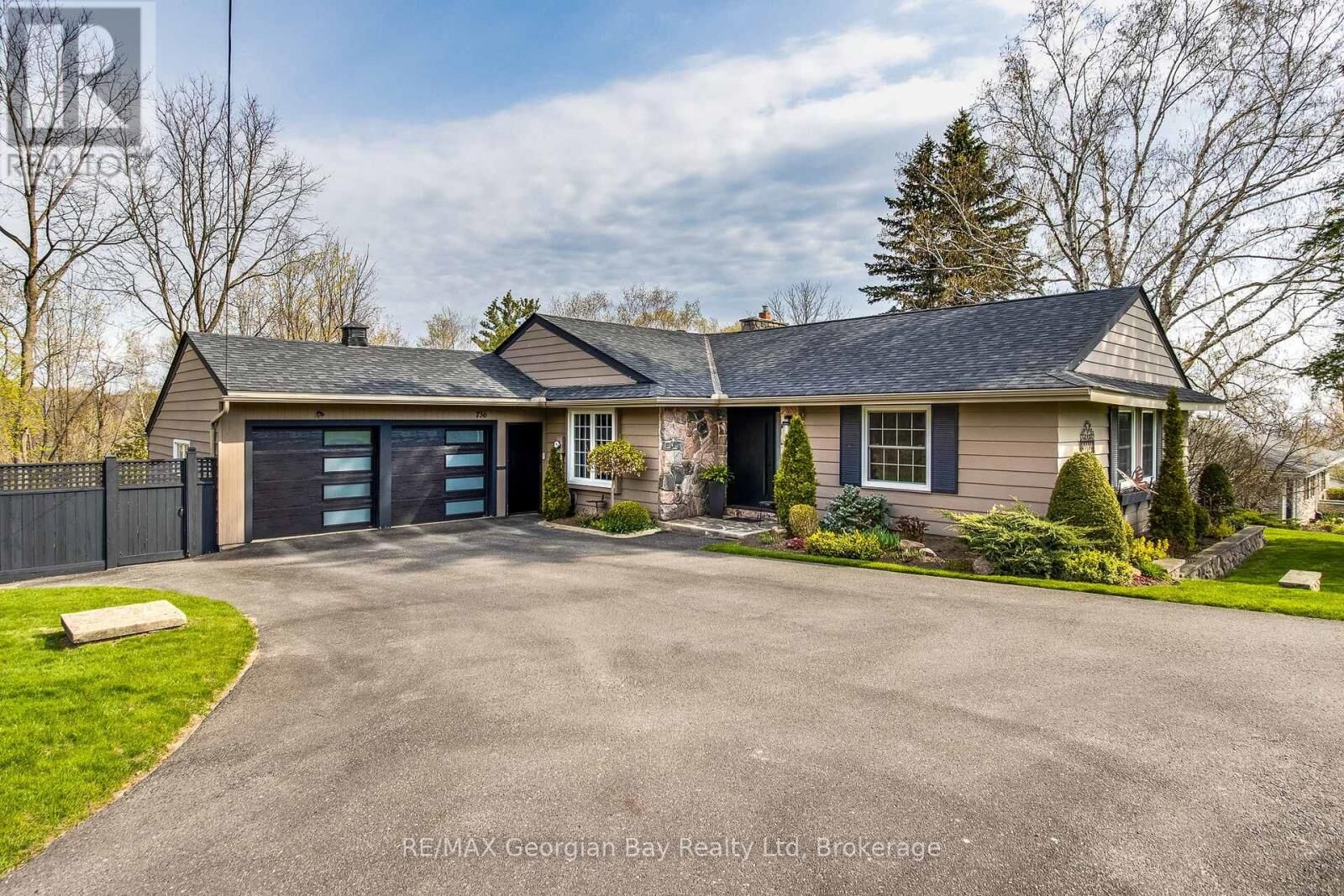 Property Photo:  736 Victoria Street  ON L4R 1B4 