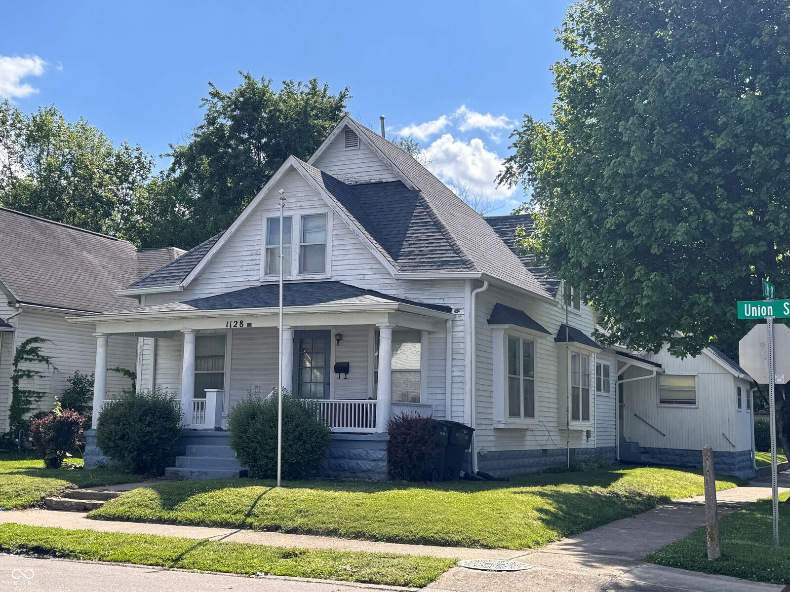 Property Photo: 1128 Union Street IN 47201