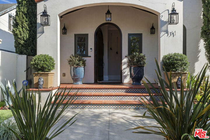 Property Photo:  934 S Mullen Avenue  CA 90019 