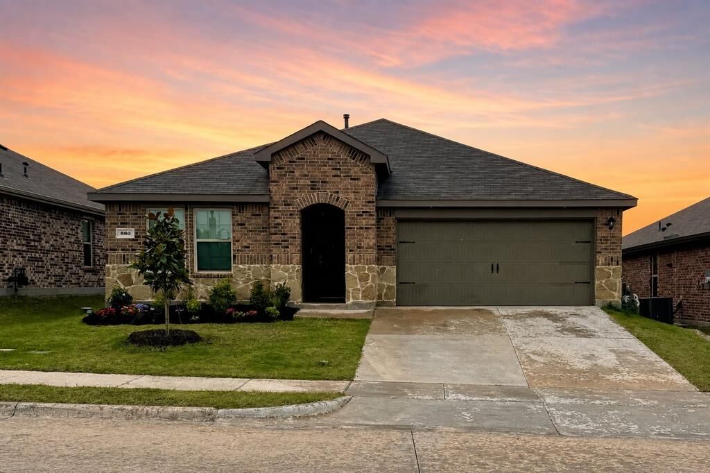 Property Photo:  860 Newport Drive  TX 75125 