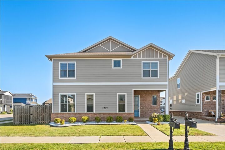 Property Photo:  1737 W Broadway Place  AR 72758 