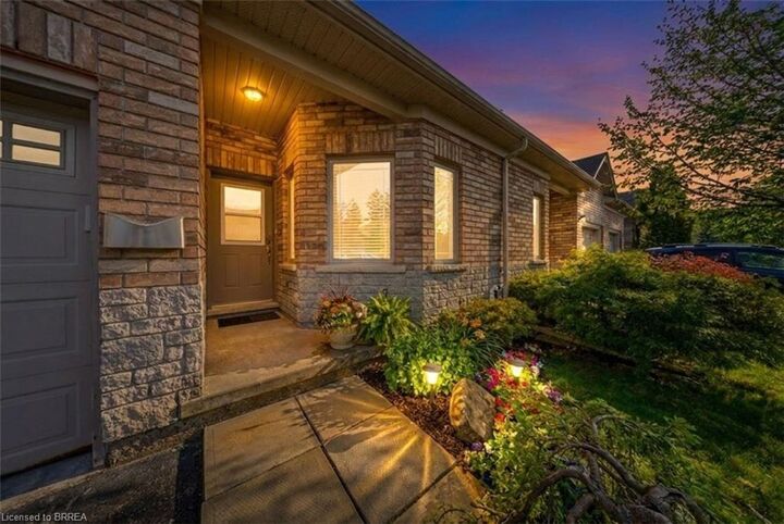 Property Photo:  10 Cobblestone Drive 35  ON N3L 4G9 