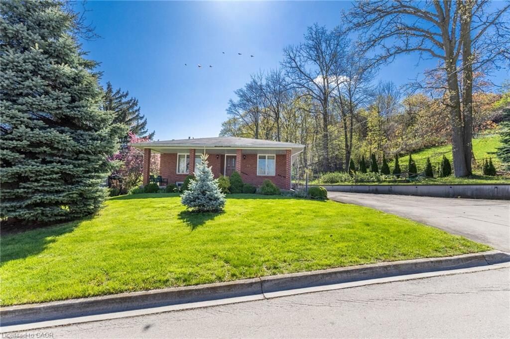 Property Photo:  84 Homeside Avenue  ON L8G 3H1 