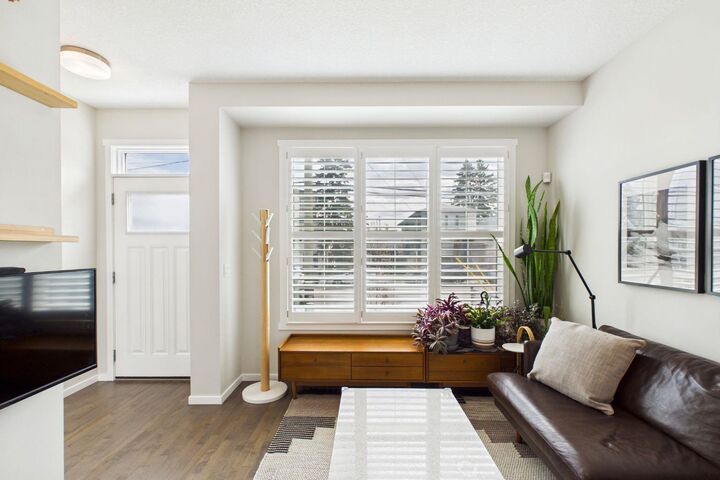 Property Photo:  820 21 Avenue SE  AB T2G 1N1 