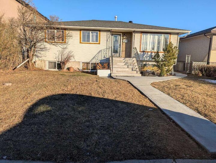Property Photo:  1106 39 Street SE  AB T2A 1E4 