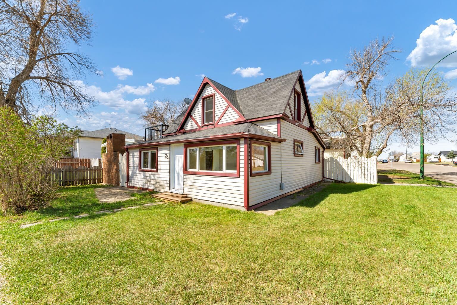 Property Photo:  25 4 Street NE  AB T0J 2P0 