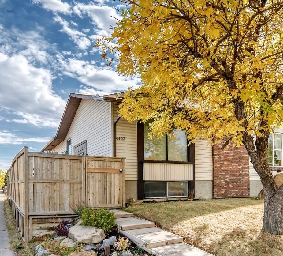 Property Photo:  8432 Berkley Road NW  AB T3K 1B4 