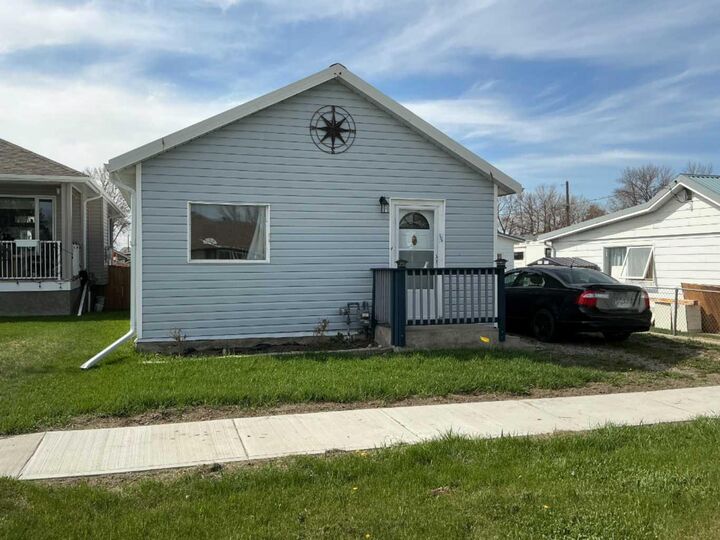 Property Photo:  309 52 Avenue W  AB T0L 0T0 
