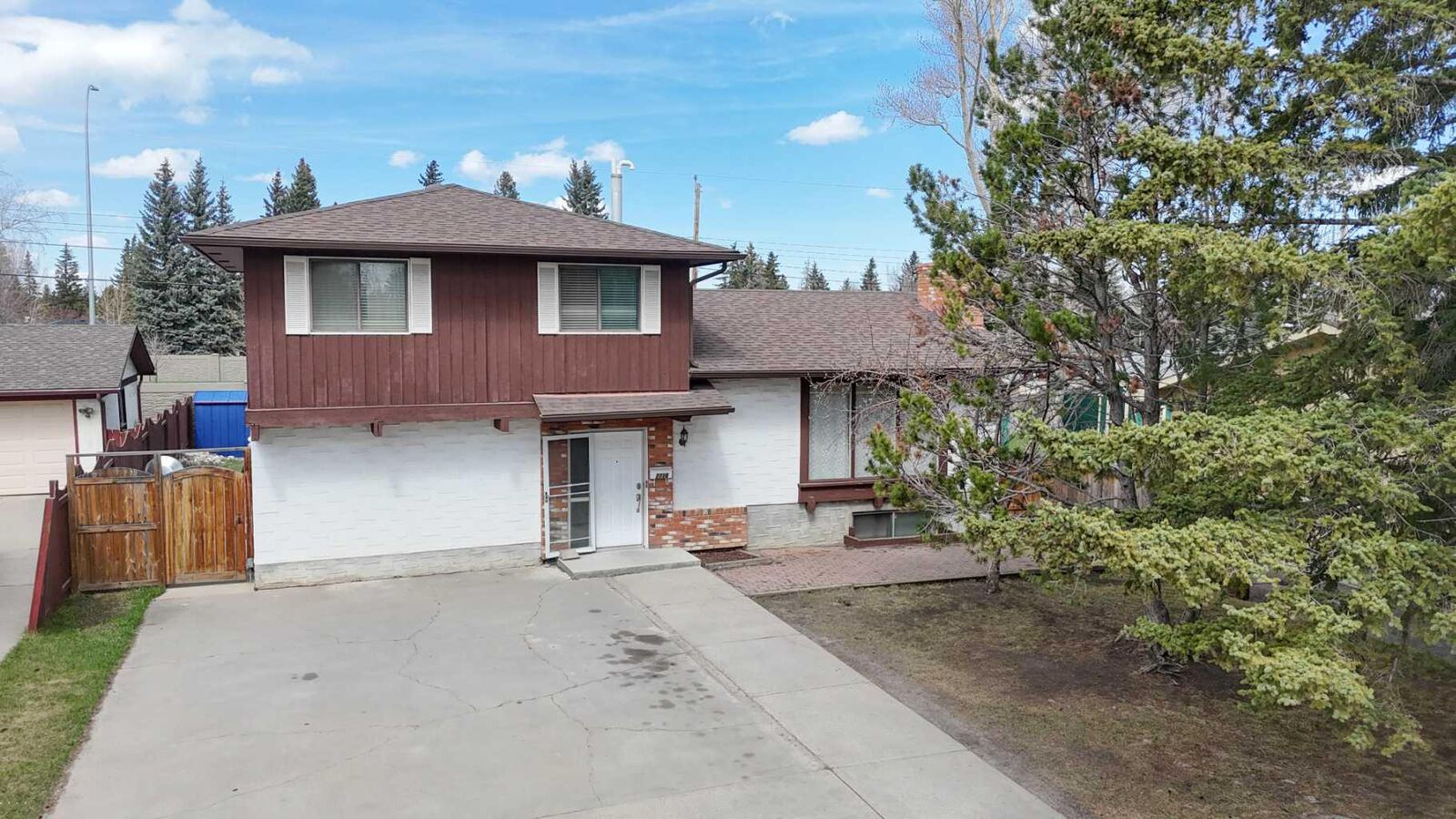 Property Photo:  2716 Cedar Ridge Drive SW  AB T2W 1X6 