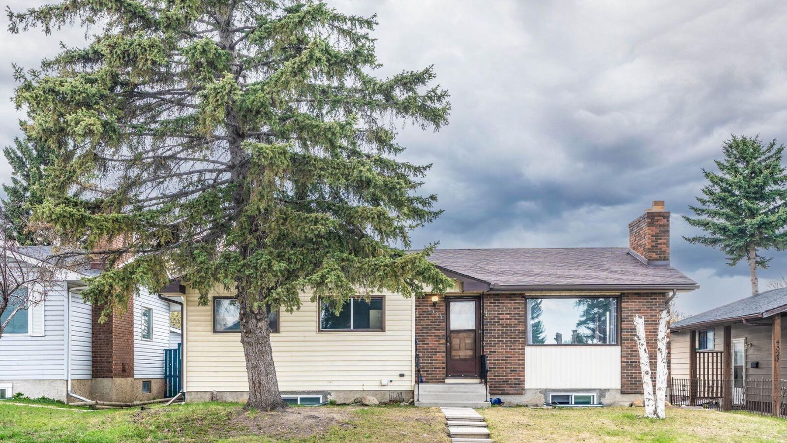 Property Photo:  4323 49 Street NE  AB T1Y 2Z2 