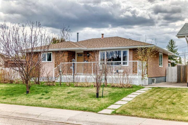 Property Photo:  247 Huntford Way NE  AB T2K 3Z9 