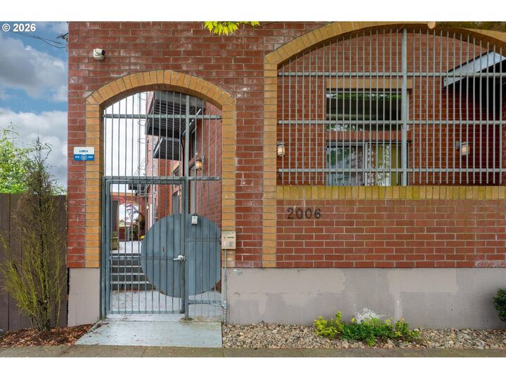 Property Photo:  2006 SE Morrison St D  OR 97214 
