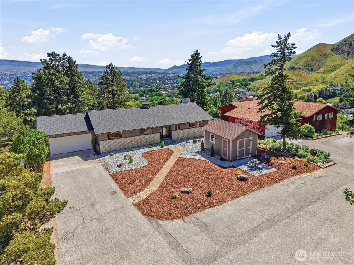 Property Photo:  2511  Lester Road  WA 98801 