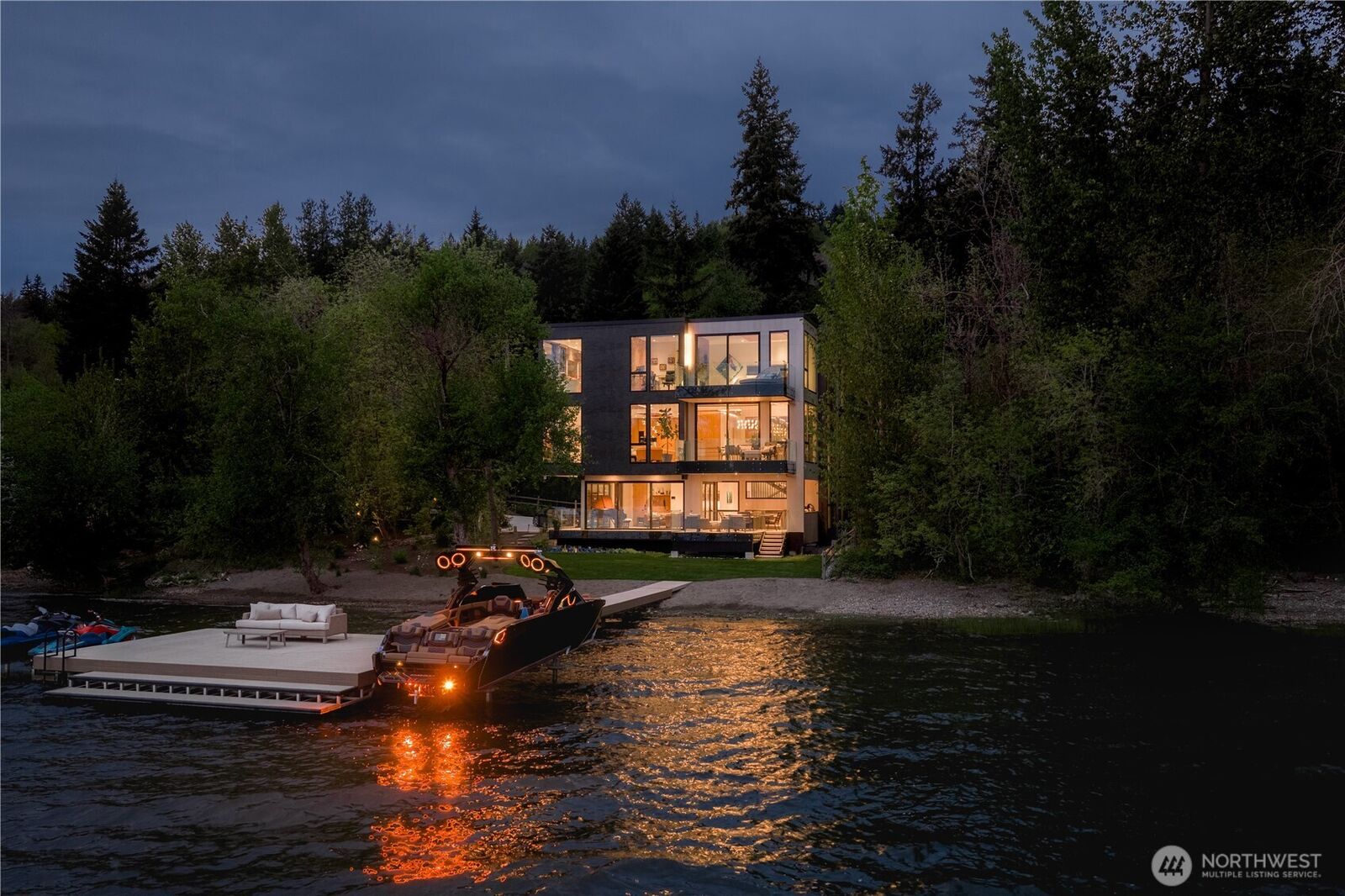Property Photo:  3101 E Lake Sammamish Parkway NE  WA 98074 