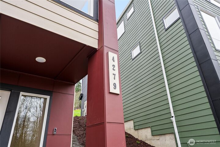 Property Photo:  4279  Aberdeen Way NE  WA 98056 