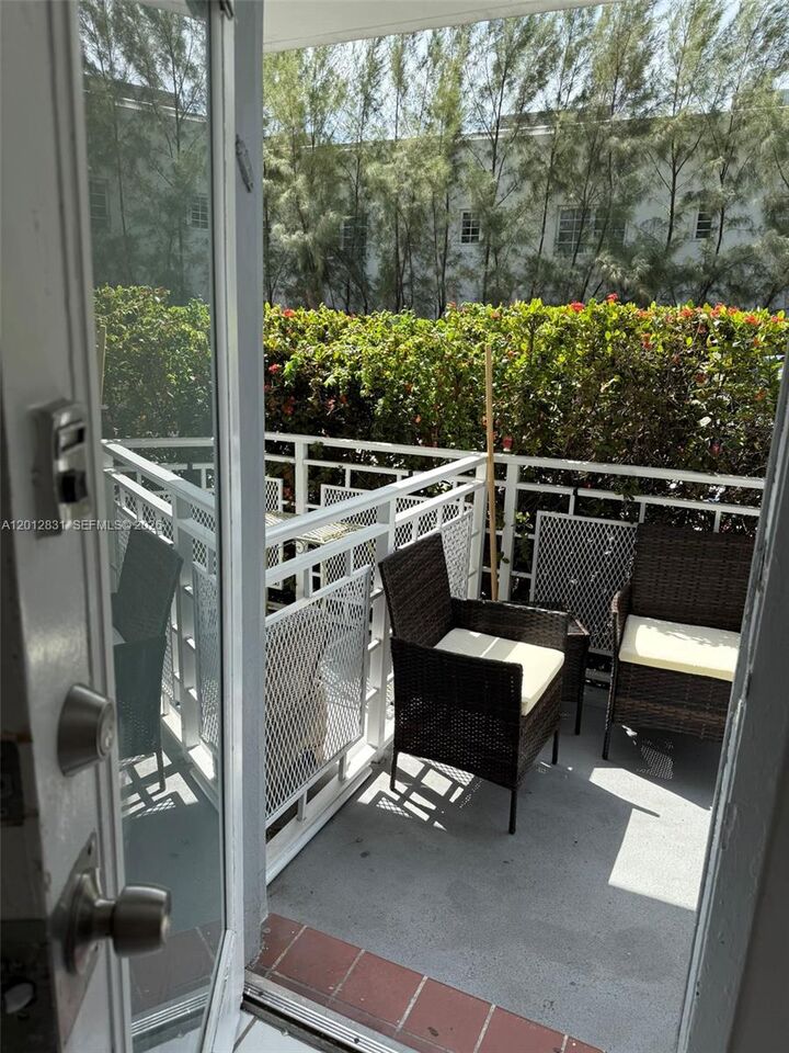 Property Photo:  901 10th St 6  FL 33139 