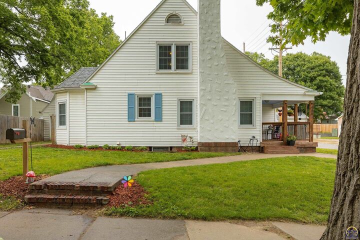 Property Photo:  906 W 6th St  KS 66547 