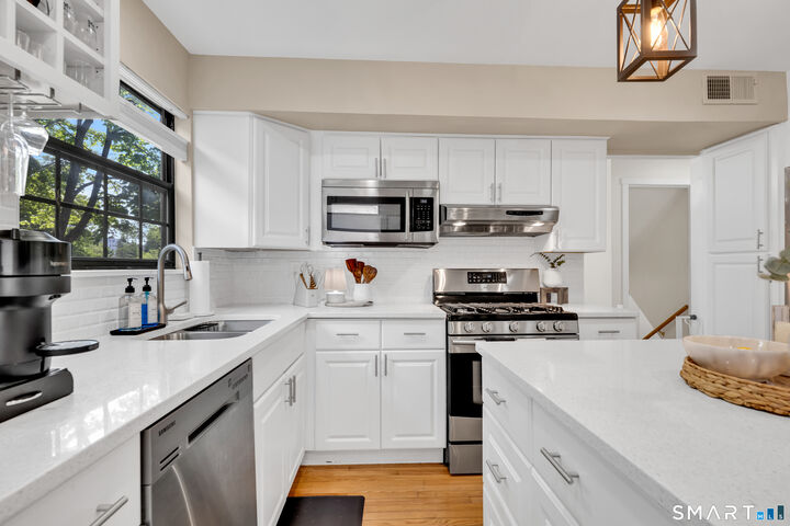 Property Photo:  33 Stevens Place 33  CT 06067 