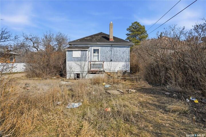 Property Photo: 1284 3rd Avenue NE SK S6H 1G3