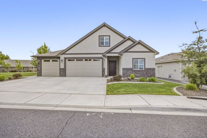 Property Photo:  2713 Torrey Pines Way  WA 99354 