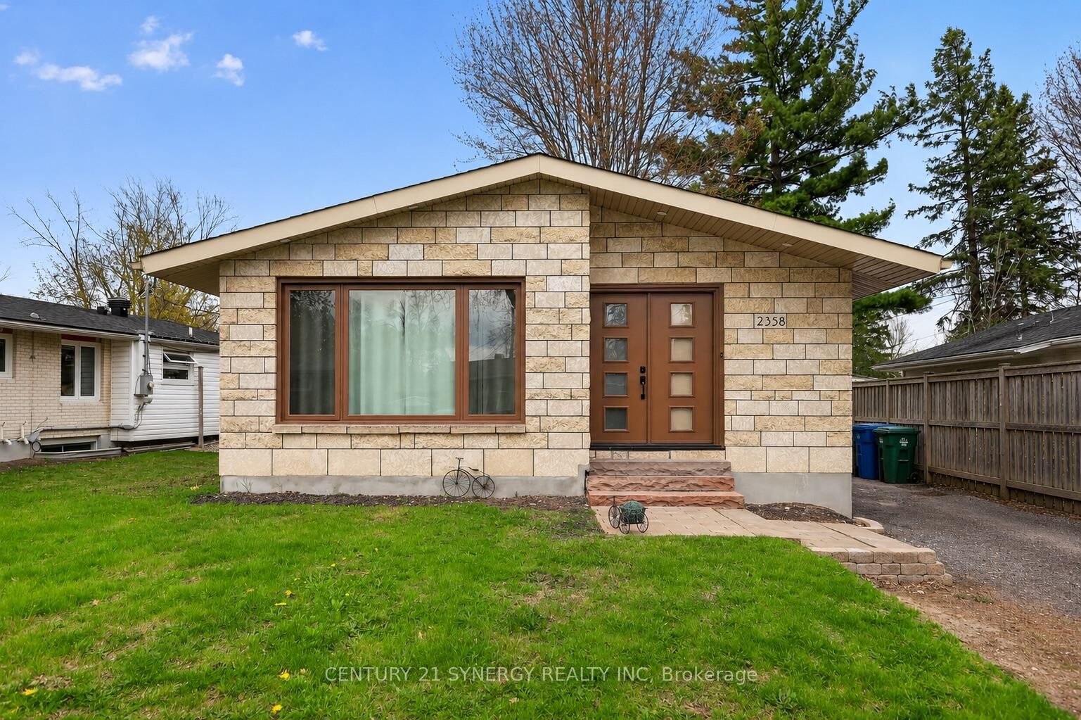 Property Photo: 2358 Joliffe Street ON K1G 1H2