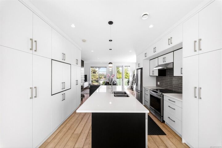 Property Photo:  1052 Tillicum Rd 1  BC V9A 2A3 