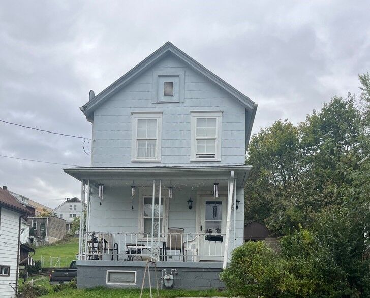 Property Photo:  928 Locust Avenue  PA 15062 