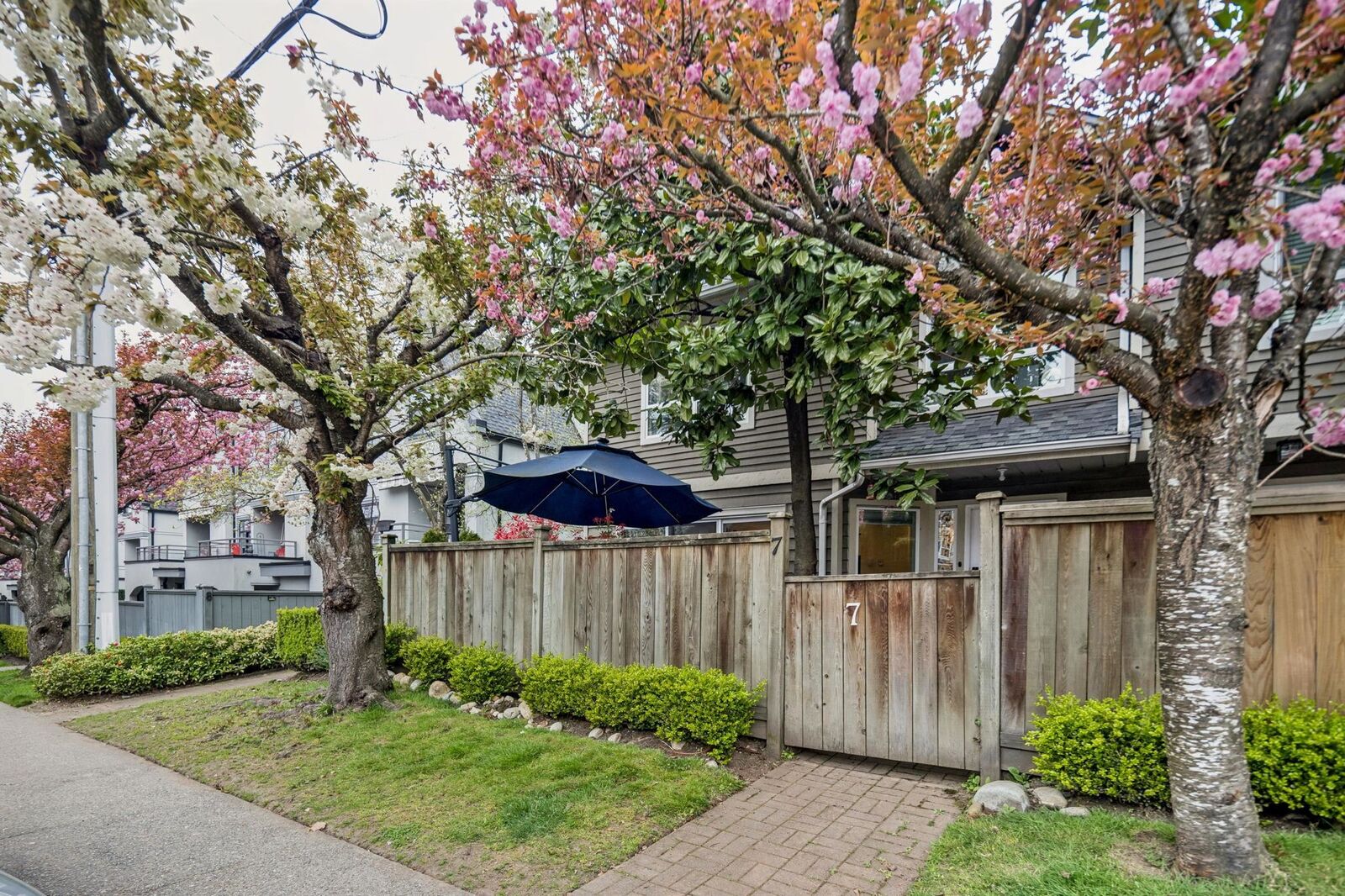 Property Photo:  848 W 16th Street 7  BC V7P 1R3 
