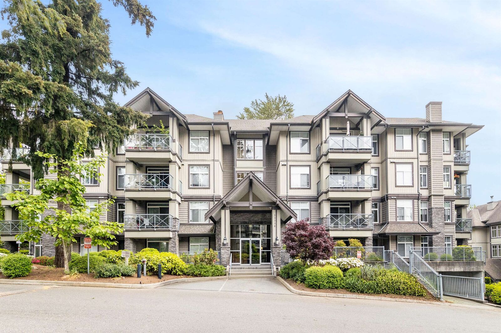 Property Photo:  33338 E Bourquin Crescent 107  BC V2S 1Y1 
