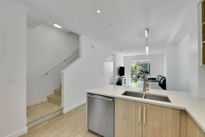 Property Photo:  7039 Macpherson Avenue 6  BC V5J 4N4 