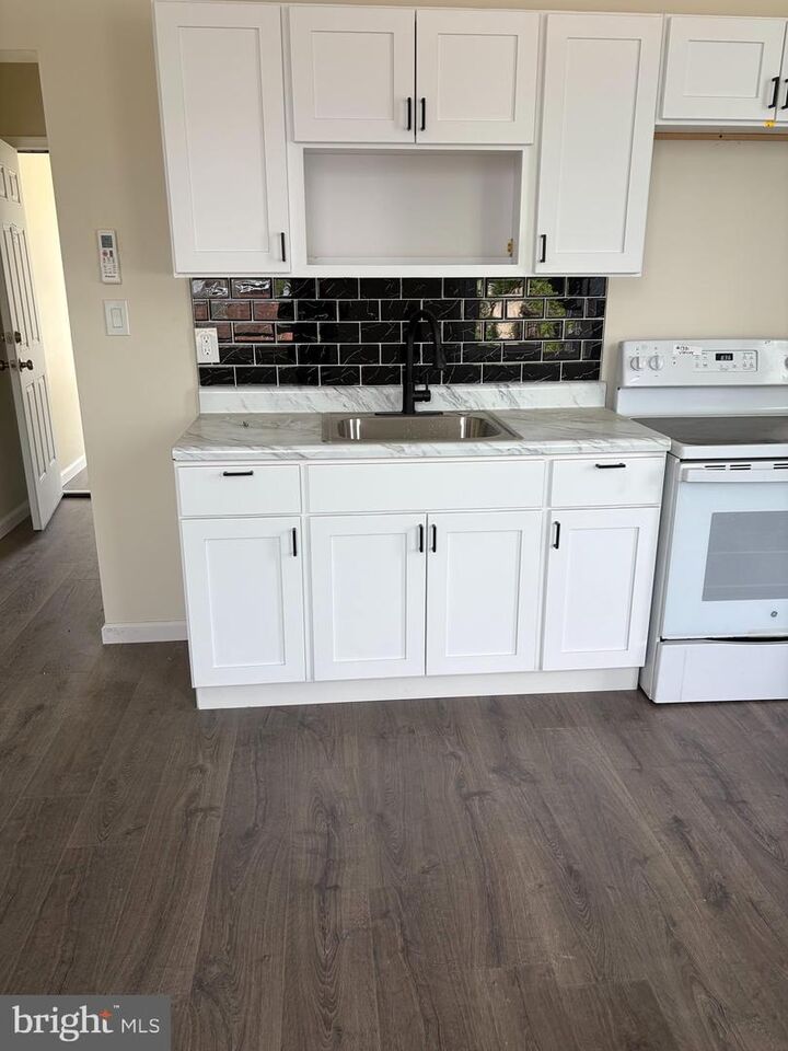 Property Photo:  810 W Somerset Street  PA 19133 