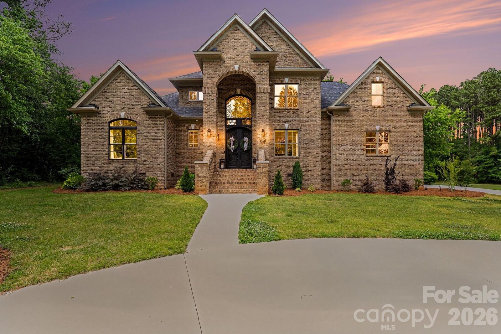 Property Photo: 209 E Glenview Drive NC 28147