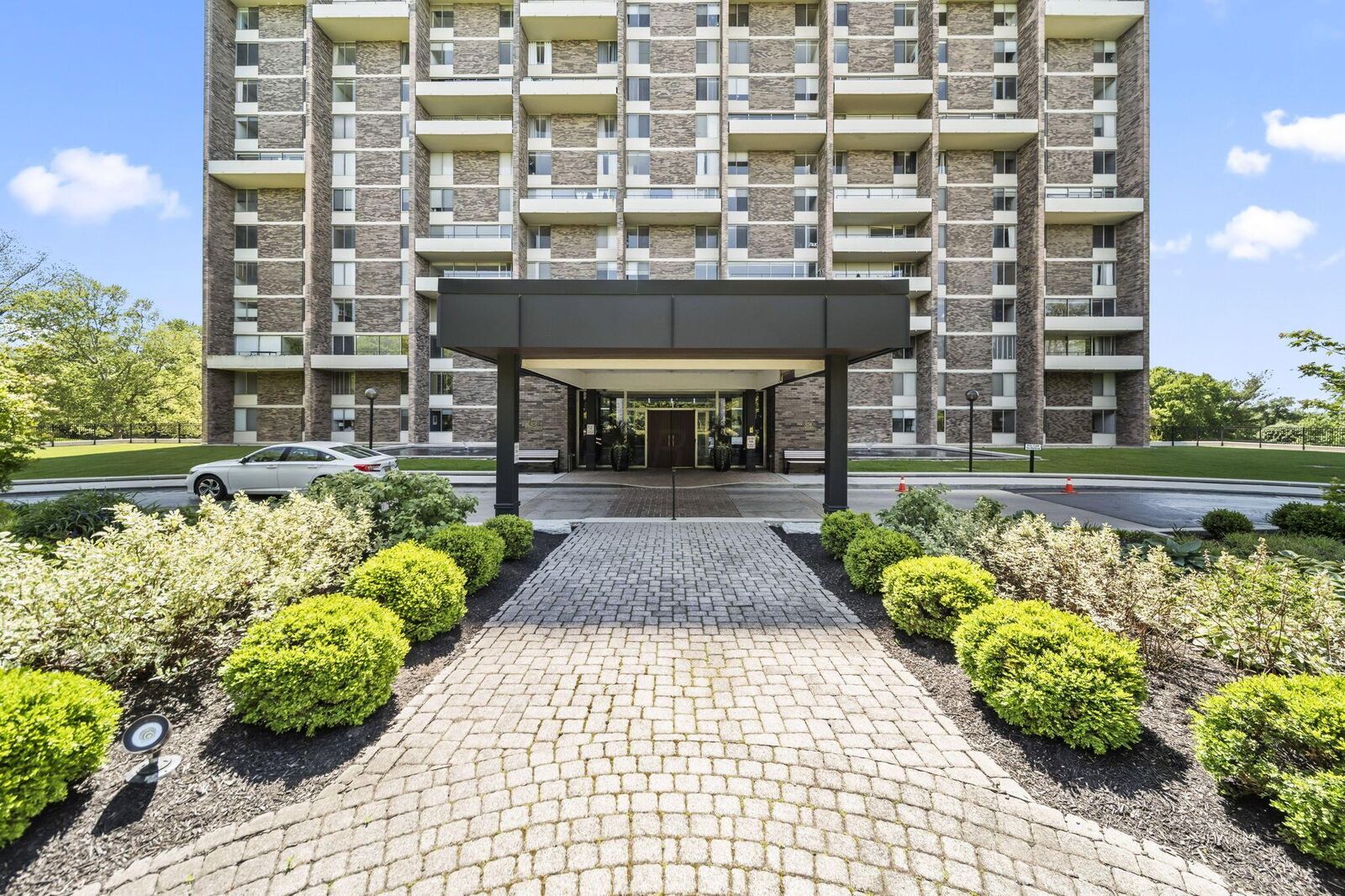Property Photo:  1000 Urlin Avenue  OH 43212 