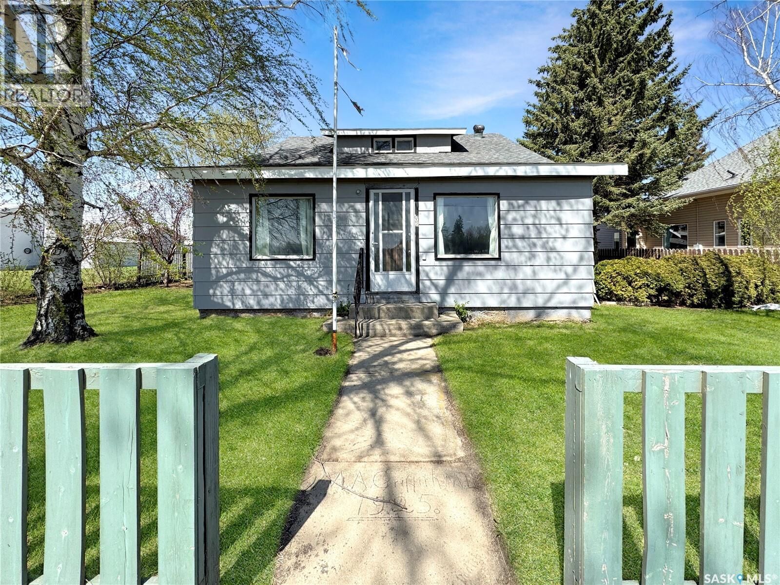 Property Photo:  405 Railway Avenue  SK S0M 0N0 
