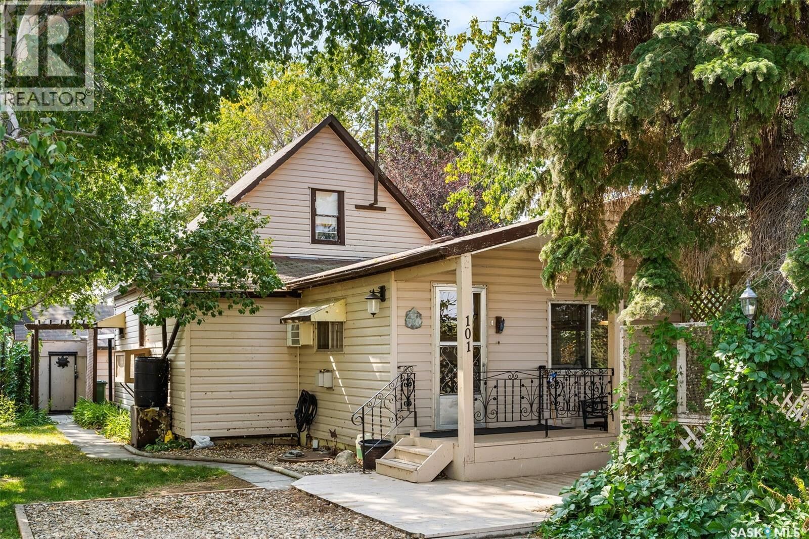 Property Photo:  101 6th Street  SK S0G 4R0 