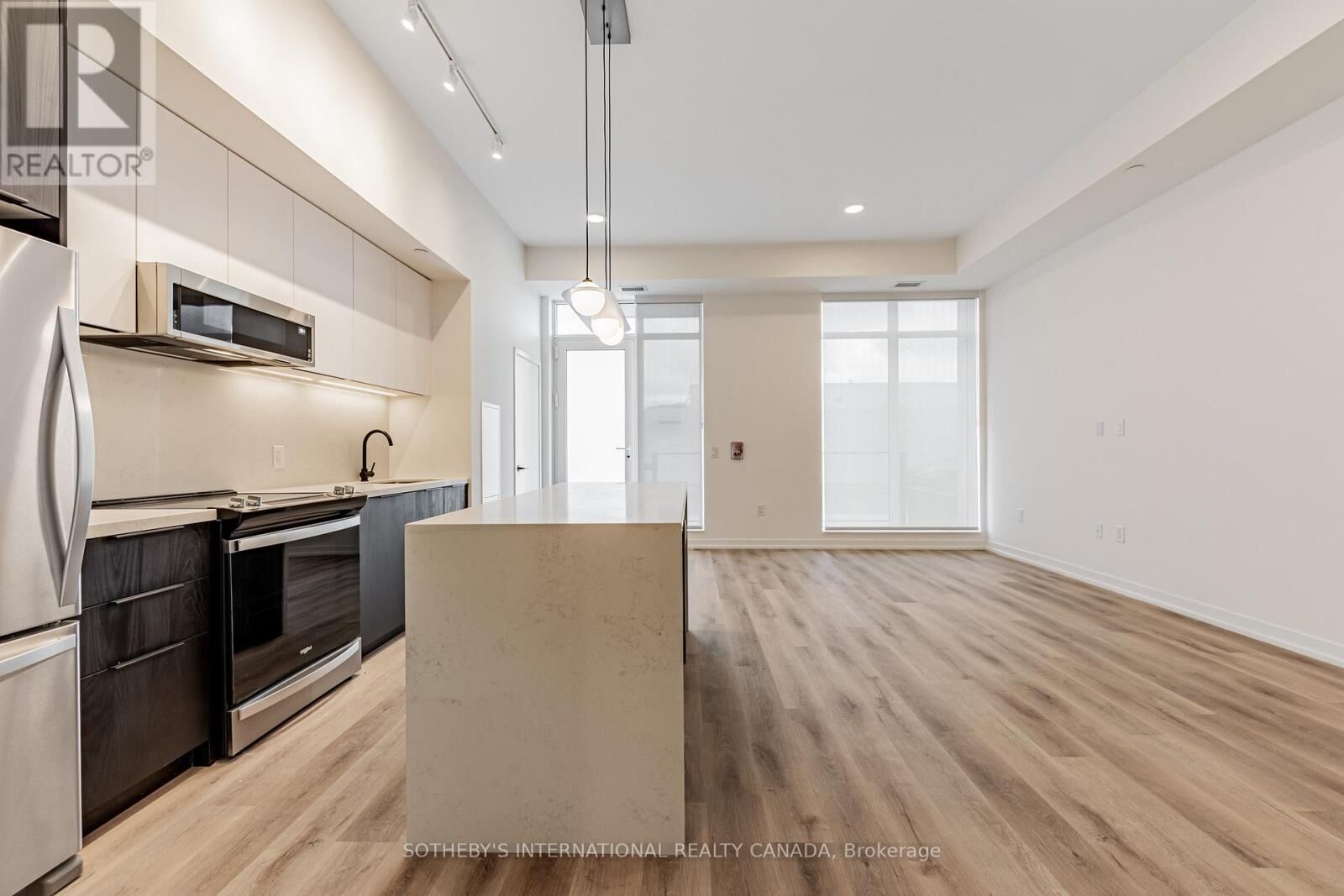 Property Photo:  5 York Garden Way Th#101  ON M6A 2V1 