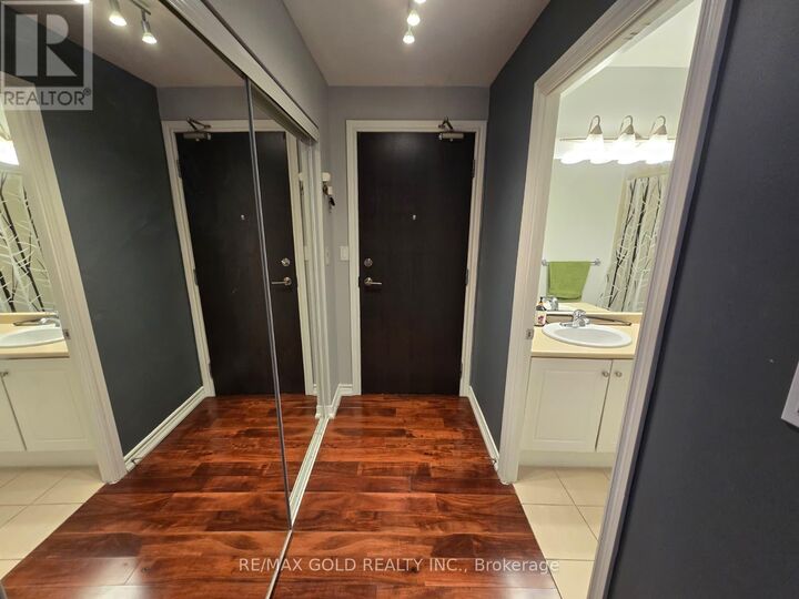 Property Photo:  3504 Hurontario Street 1607  ON L5B 0B9 