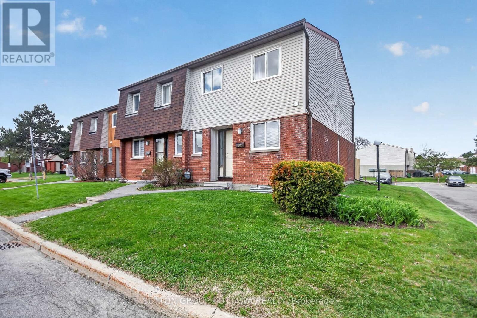 Property Photo:  35D Woodvale Green 79  ON K2G 4H3 